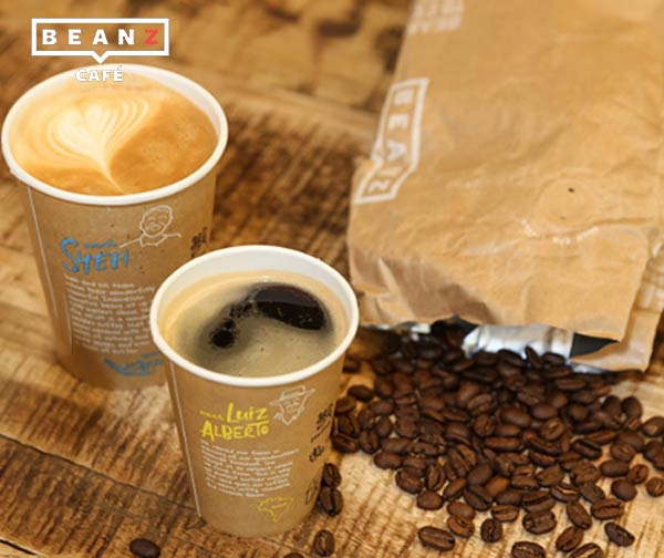 זוג כוסות קפה מפולי קפה חוואים בסניף BEANZ נתב"ג