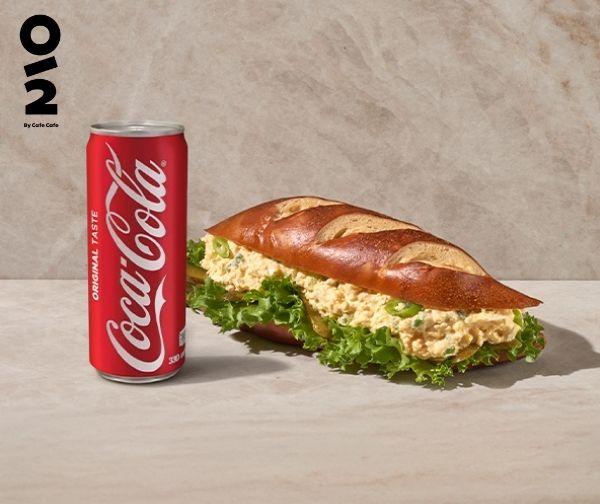 כריך ושתייה בקפה קפה נתב"ג טרמינל 3